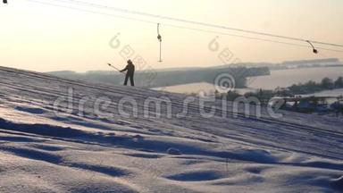 景观冬季滑梯、滑雪场、滑雪缆车、下坡滑雪板和滑雪者